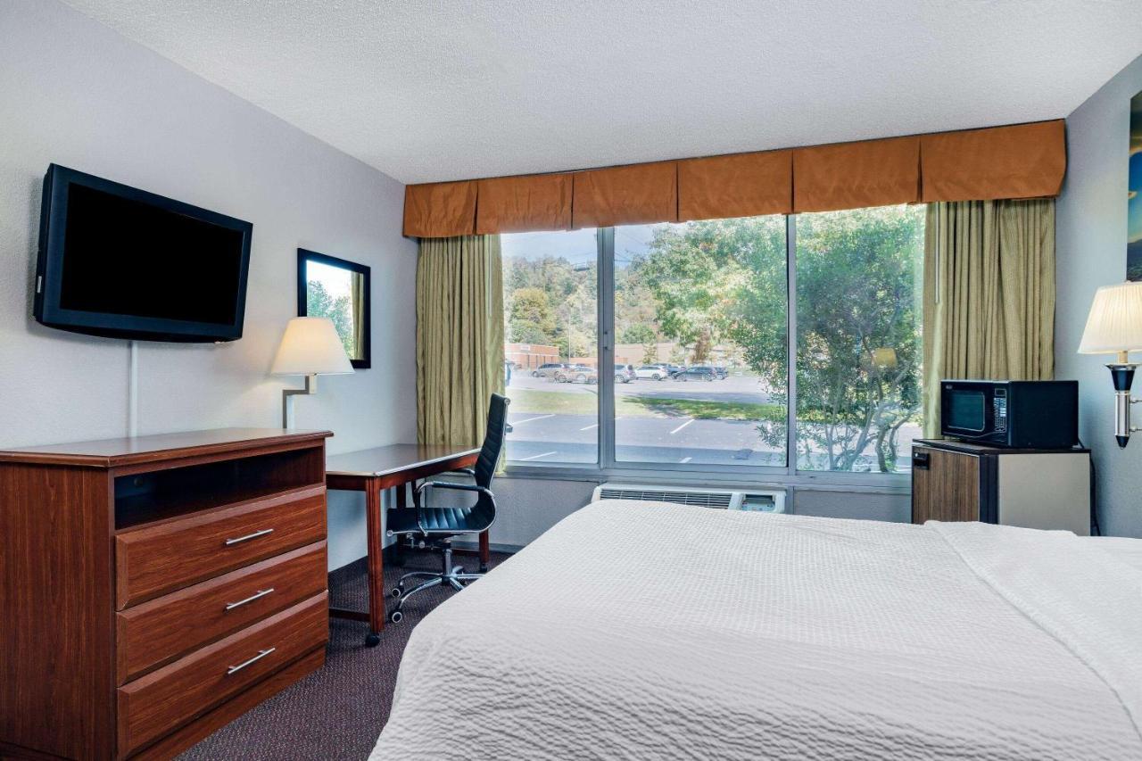 Days Inn By Wyndham Cambridge Exteriér fotografie
